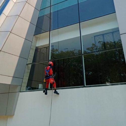 pembersihan gedung bertingkat tinggi