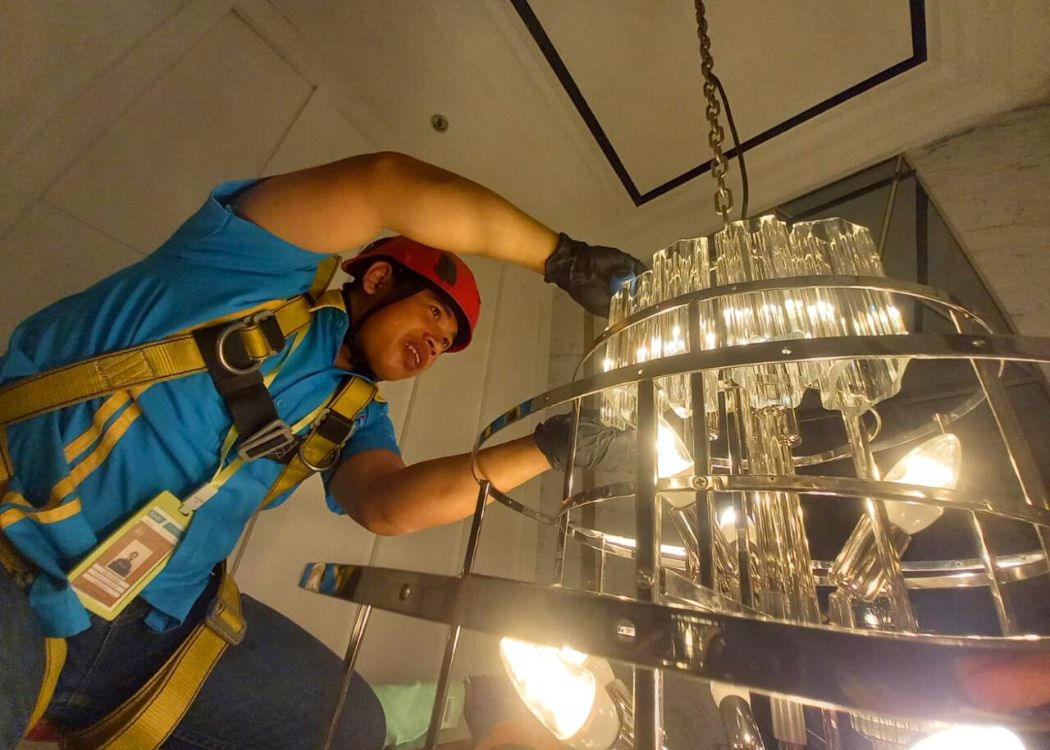 cleaning chandelier gantung