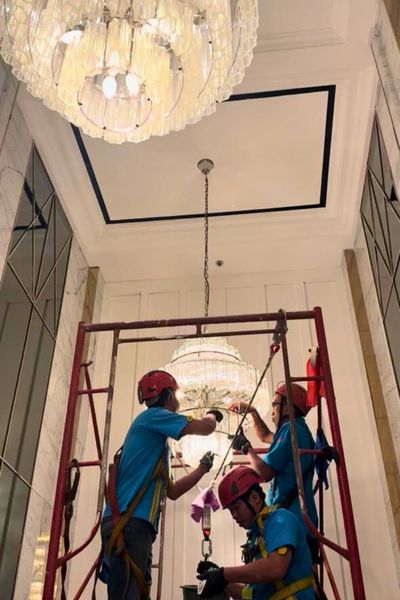 pembersihan lampu kristal gantung
