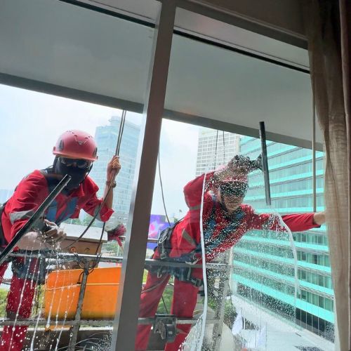 Pembersihan Kaca Gedung bertingkat